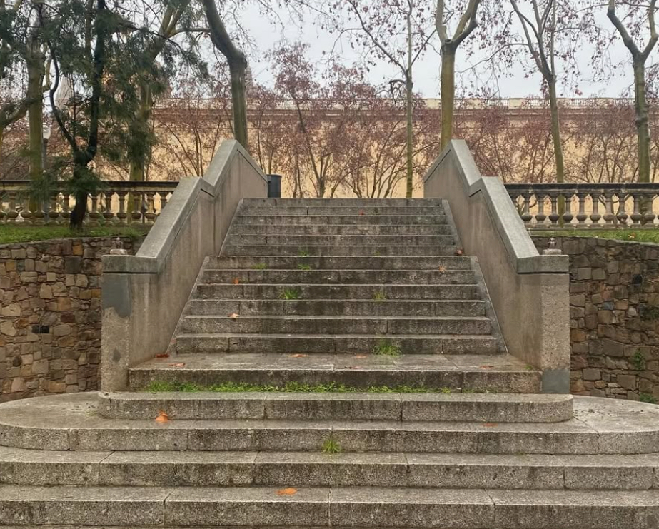 Escaleras de Montjuïc en las que el artista ha colocado las miniesculturas de Montserrat Caballé y Freddie Mercury