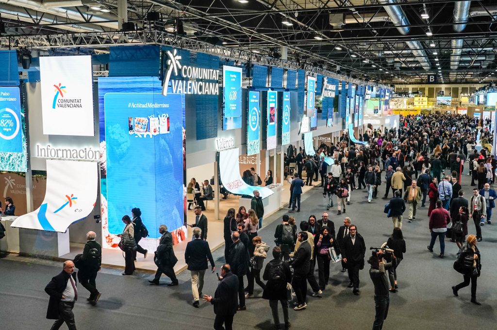 Numeroso público asistente a la feria de turismo de Madrid 2026