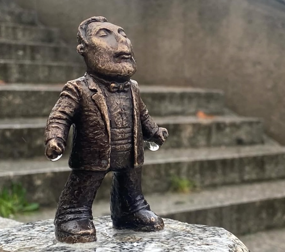 Figura del cantante Freddie Mercury recordando aquella actuación con los puños cerrados.