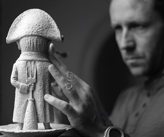 El escultor ucraniano Kolodko Mihály moldeando una de sus obras.