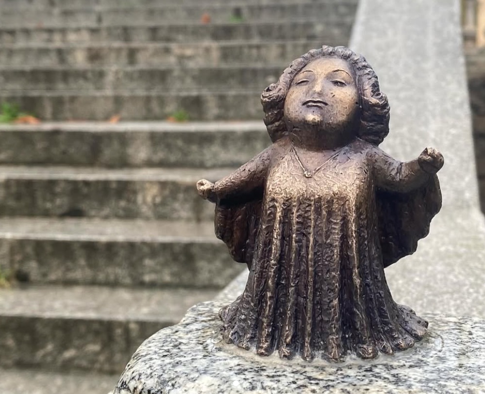 Miniescultura de Montserrat Caballé recordando su actuación en la montaña mágica de los Juegos Olímpicos el 8 de octubre de 1988 cuando ya se anunció que Barcelona sería la sede de las olimpiadas de 1992