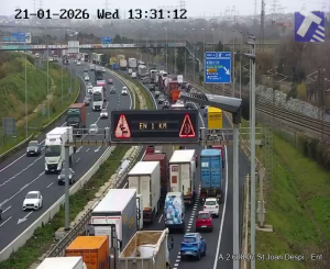 Barcelona bajo el «Efecto Rodalies»: El asfalto al límite tras la suspensión del servicio ferroviario