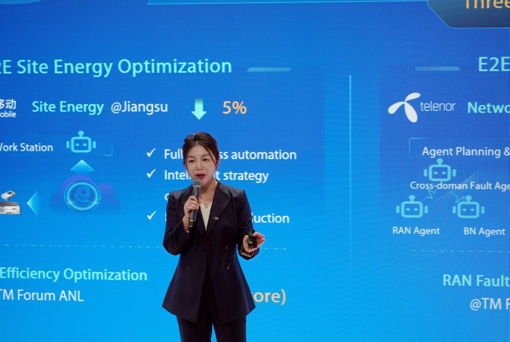 Tang Xue, Vicepresidenta de ZTE, presenta la solución AIR MAX en el escenario del MWC Barcelona 2026 mostrando gráficos de optimización energética