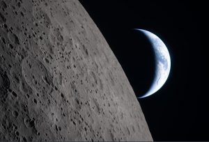 La cápsula Orion, con cuatro astronautas a bordo, ha superado la distancia máxima alcanzada por el Apolo 13, marcando un hito en la exploración del espacio profundo.