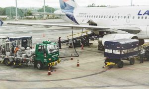 Alerta en los cielos de Italia: La crisis del queroseno obliga a restringir el combustible en los aeropuertos del norte